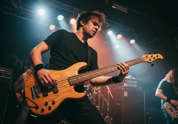 Dynamic bass playing in heavy rock music